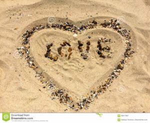 figuras-del-amor-y-del-corazón-en-una-arena